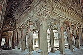 Angkor Wat temple, the crossing cloister. 